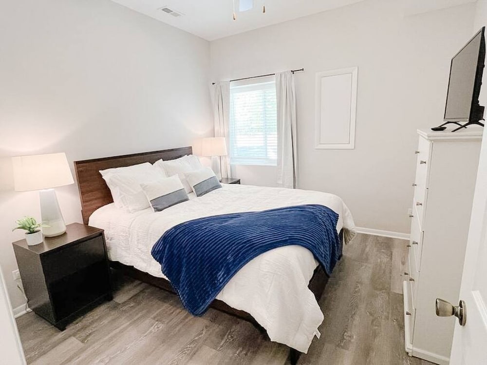 King bed Crystal Lake Mchenry Cary Cozy