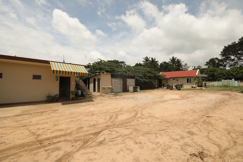 OYO 18969 H3 Rooms view 2