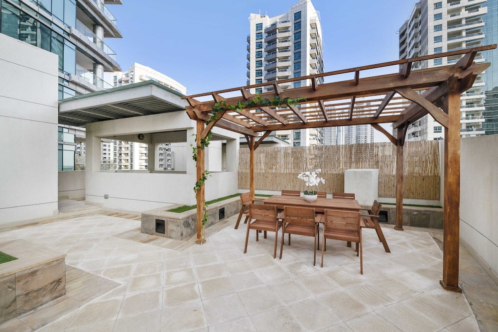 Silkhaus Trident Bayside, Dubai Marina — balance & terrace