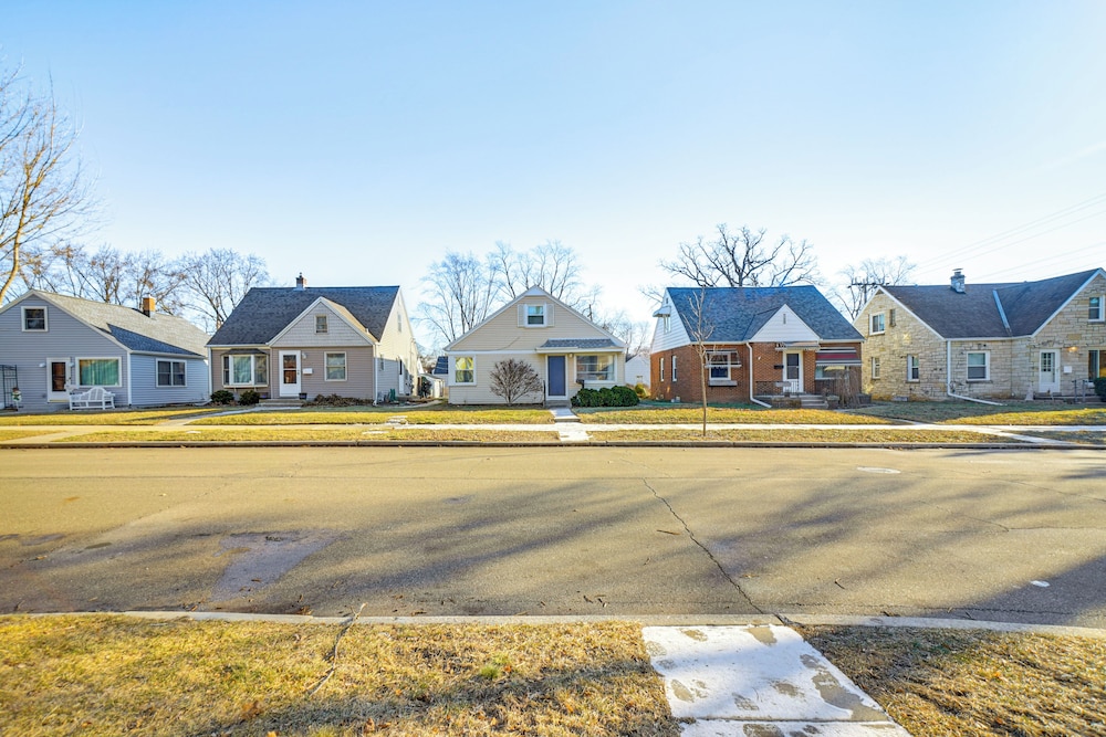Walk to Parks + Bunzel's Market: Milwaukee Home!