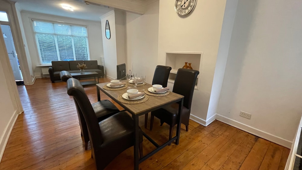 House - Sleeps 6 - Garden - Parking