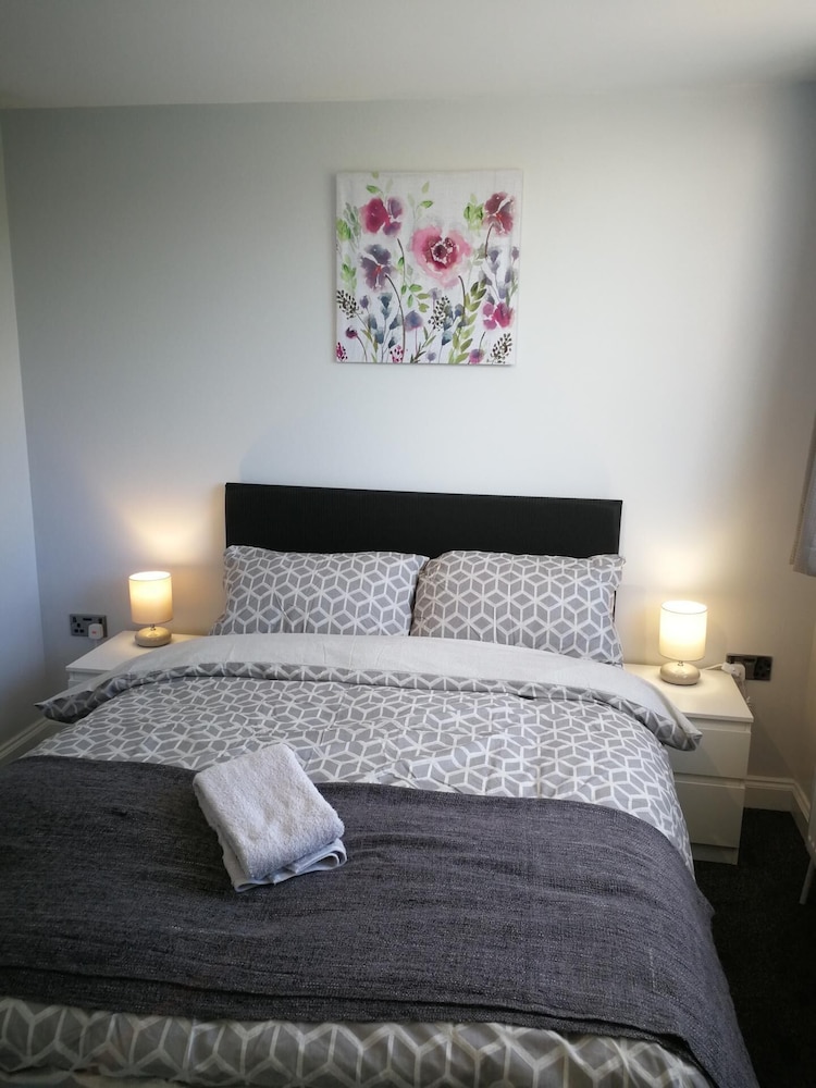 Bluewater House - Immaculate 4-bed in Greenhithe view 2