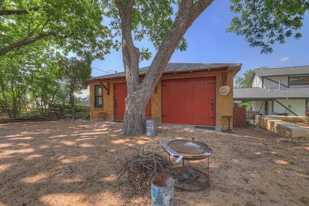 Rojo-charming Unit Walking Distance to Main St!