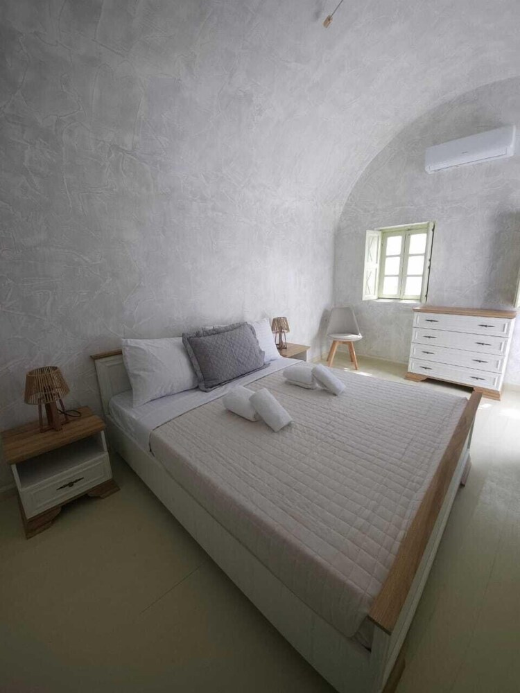 Phaos Oia Suites