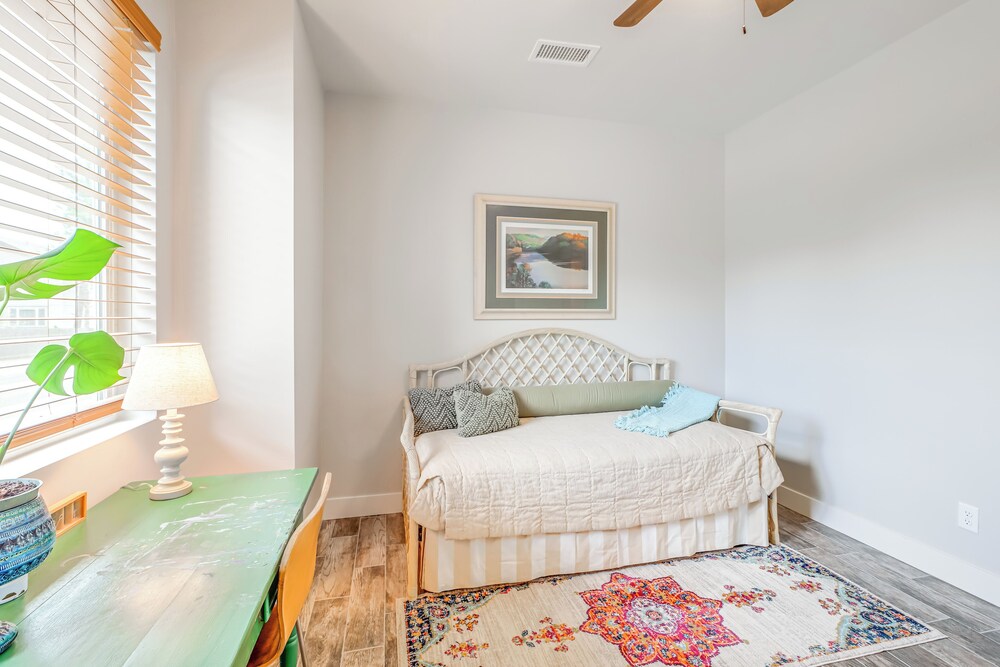 Walk to Flagstaff Urban Trails System: Cozy Home