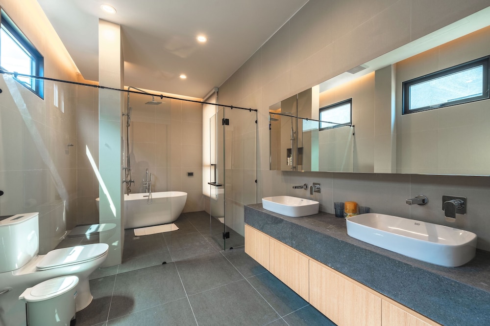 Modern 2-Level Pool Villa Long One A5