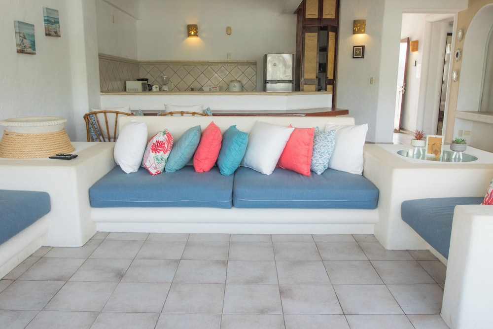 Apt. with Jacuzzi Ixt. Zihuatanejo 3 BR