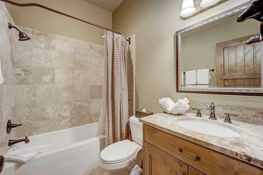 2 Condos Ski-in/ski-out at Deer Valley + Hot Tubs Mont Cervin by Avantstay