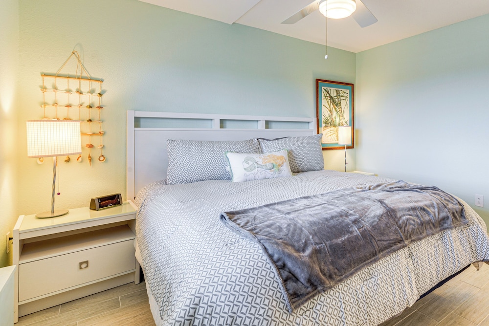 Gulf-view Condo w/ Beach Access in Hudson