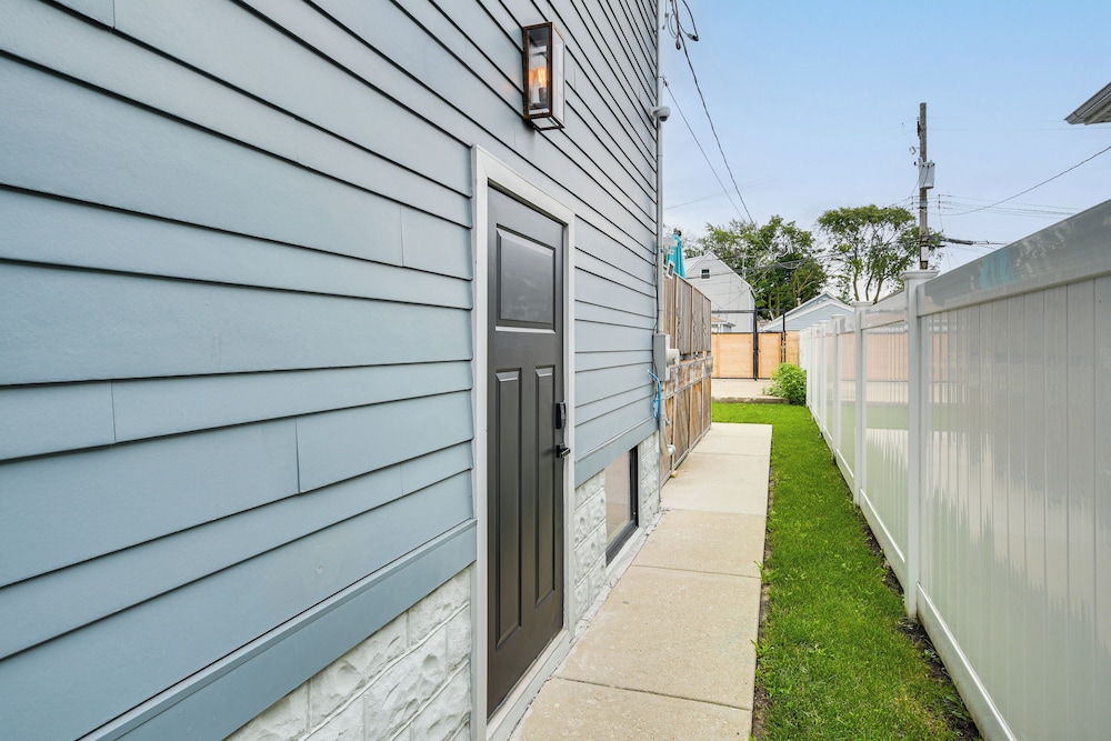 Game Room, Deck & Yard: Chicago Home