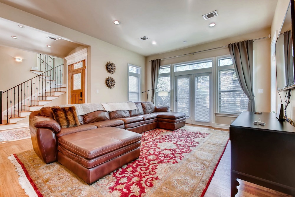 Luxury 4 Bedroom Home in Central Austin