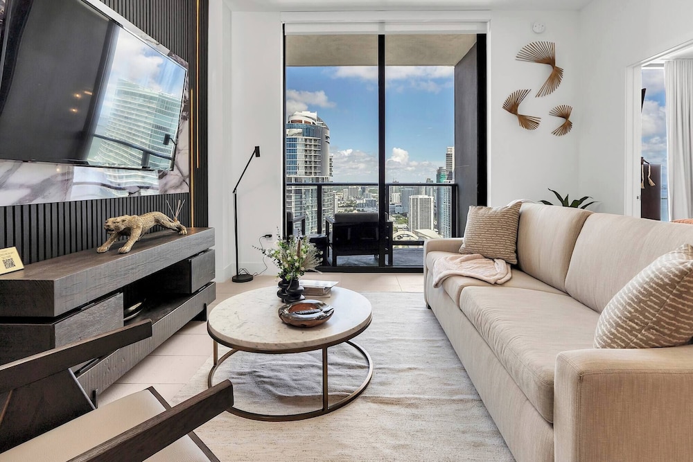 Luxury 1BR Penthouse, Bay & City Views Downtown