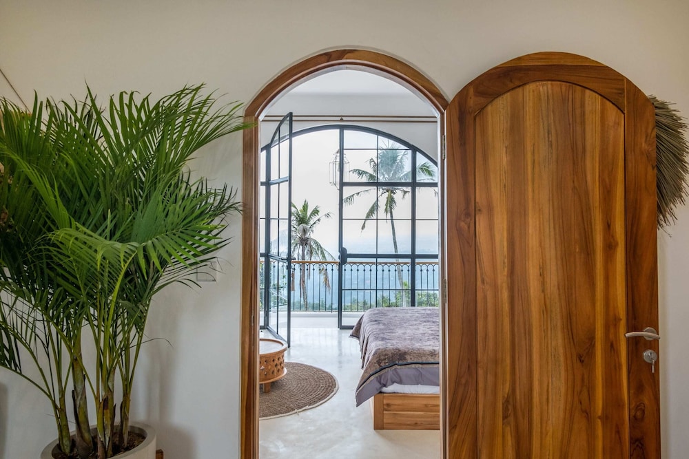 NEW ! Stunning 4BR Jungle View Villa in Lovina view 3
