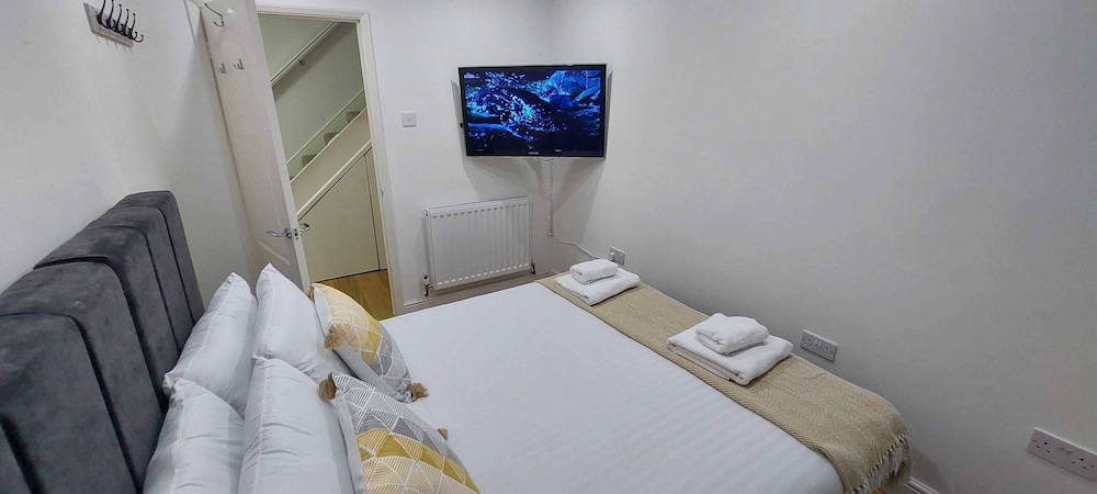 Luxury 5 Bedroom 2 BA House with Parking view 5
