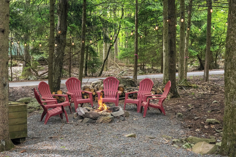 The Horseshoe Hideaway Lake Harmony Cabin w/ Hot Tub & Game Porch
