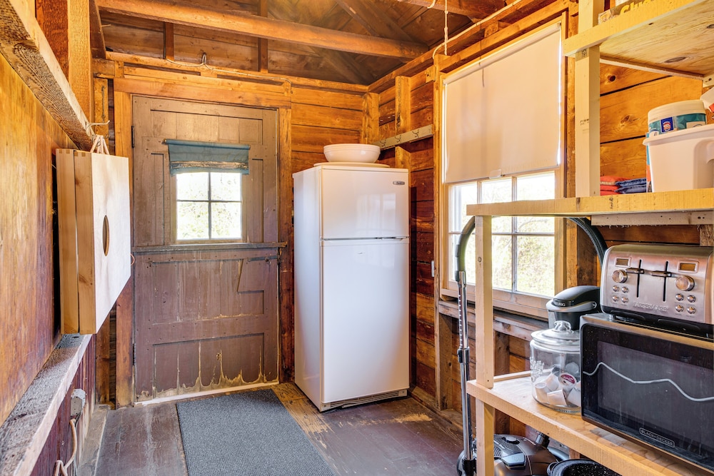 Steps to North Hampton Beach: Cottage w/ Deck!