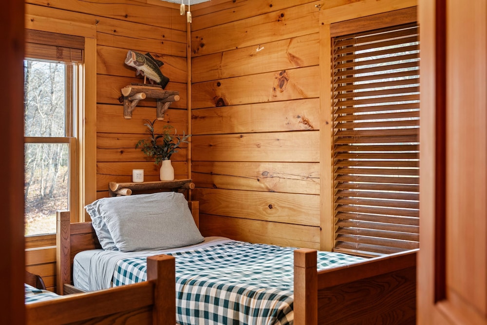 Deer Haven Cabin by Avantstay Waterfront Dock Firepit