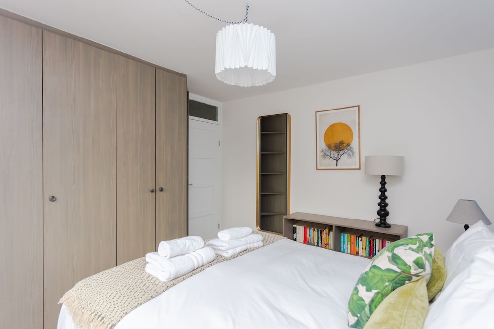 Spacious Central 3 Bedroom Apartment in Old Street