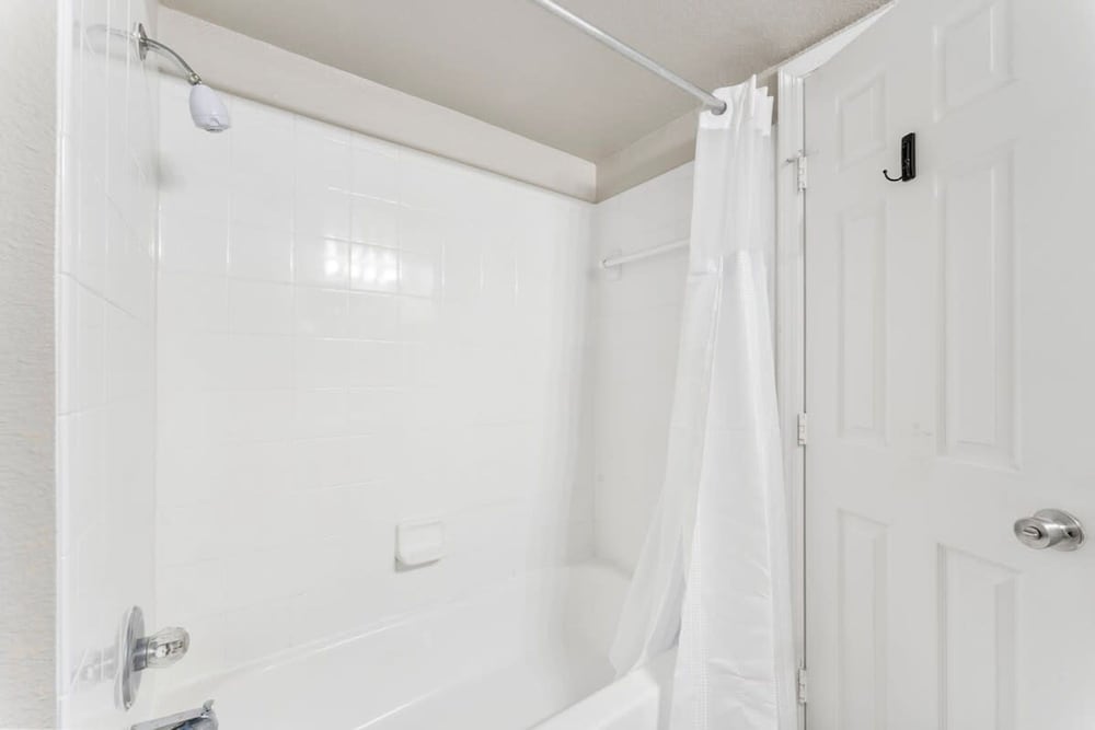 Ideal 2BR King Suite w Gym Pool Close to Downtown