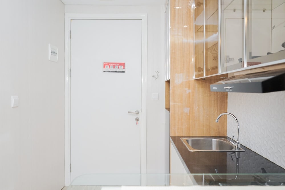 Comfy and Minimalist Studio Apartment at Tuscany Residences view 5
