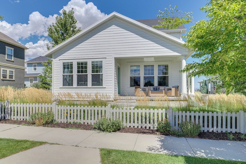 4 Mi to The District: Family Home w/ Tennis Access
