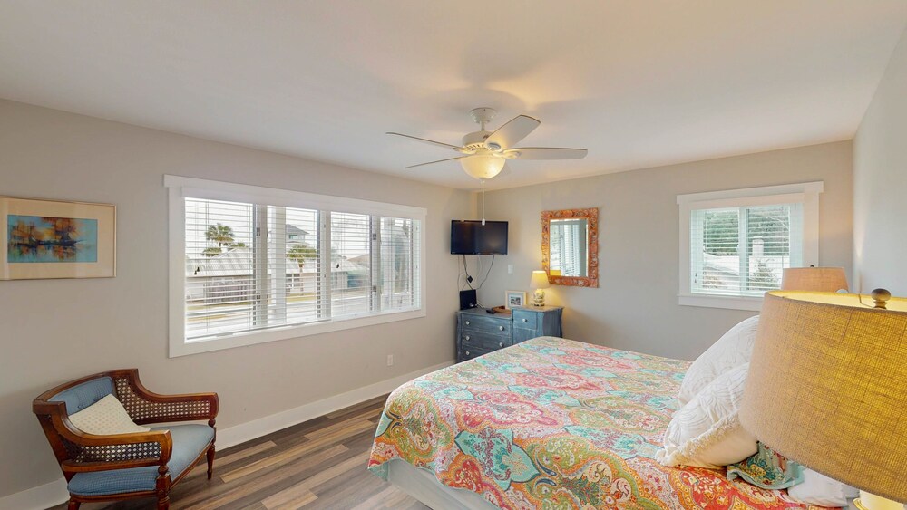 Clubhouse Cottage 5 Bedroom Home