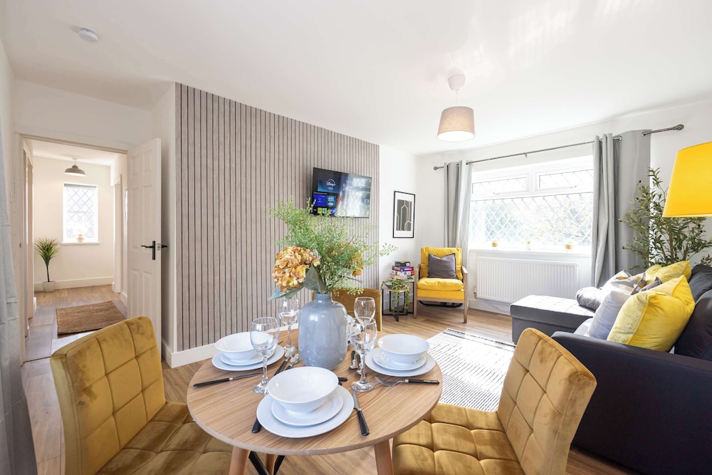 Spacious Apartment Near MCR Airport