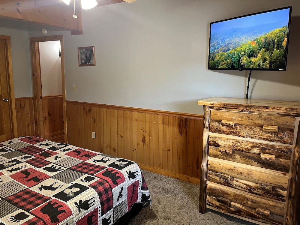 Er27- Bear Naked - Great Location- Close To Town 2 Bedroom Cabin by RedAwning view 2