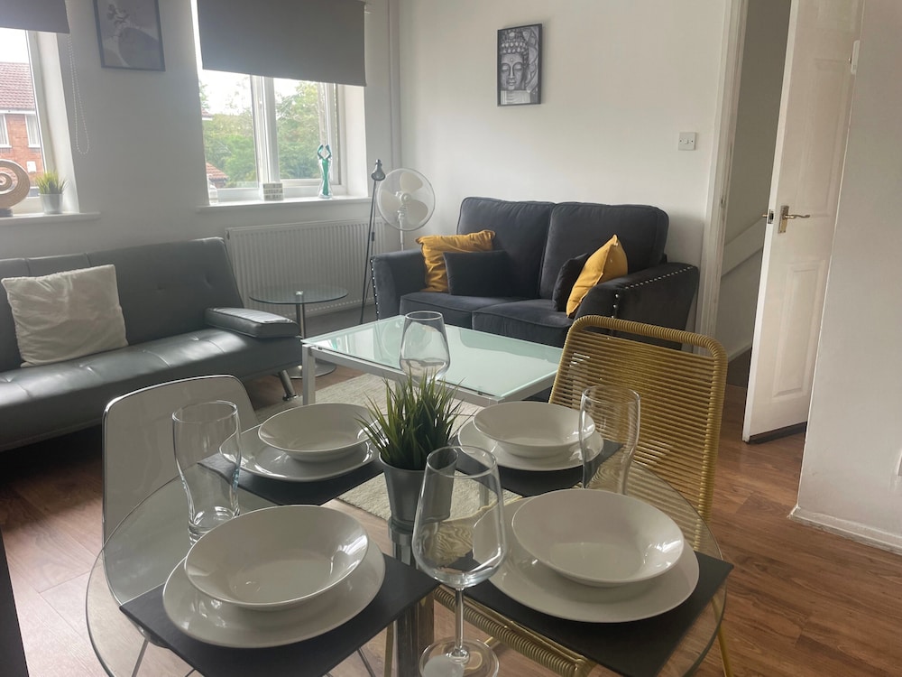 Apartment - Sleeps 4 & On-site Parking