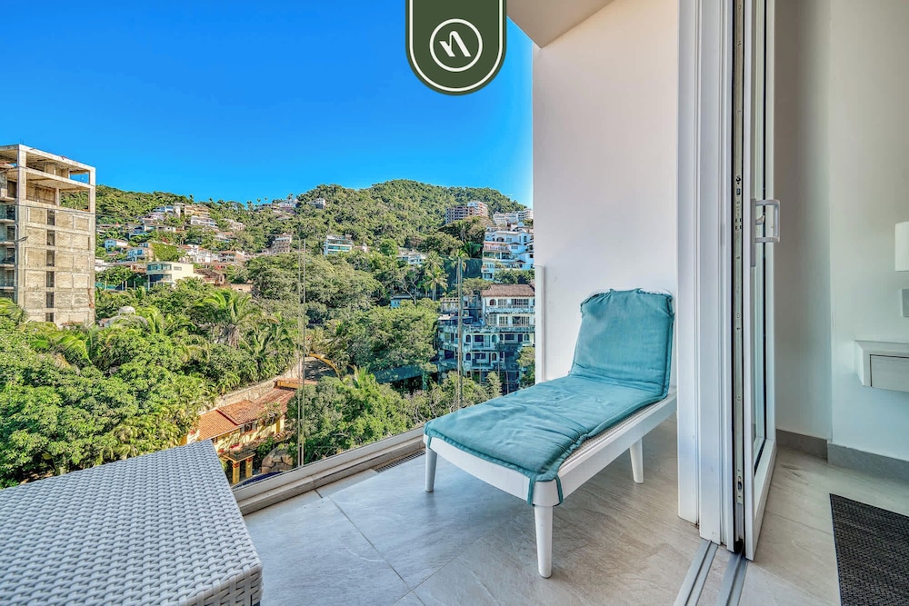 Oceanview Luxury Condo - Private Beach - Rooftpop