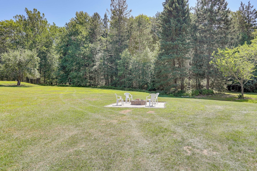 5 Mi to State Parks: Penfield Cabin w/ Fire Pit!