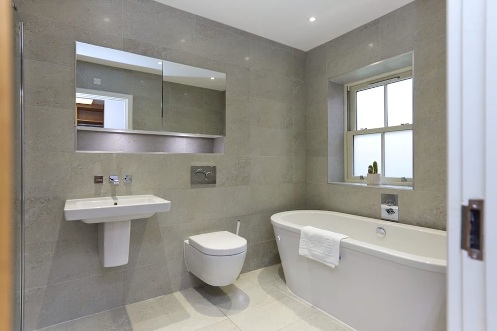 The Ascot Escape - Stylish 4bdr With Courtyard
