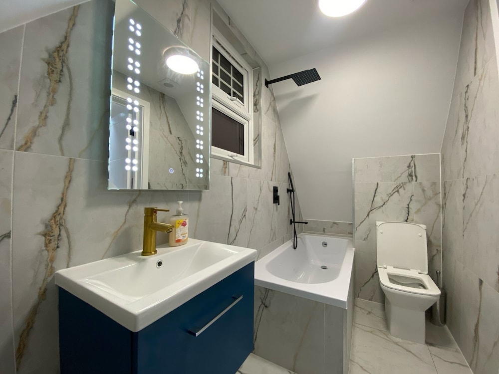 Dippen Hall Signature Apartment - Minutes From LGW