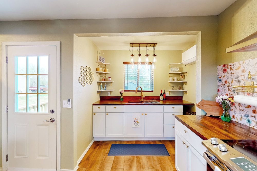 2BR Countryside Charmer w/ Fire Pit & W & D