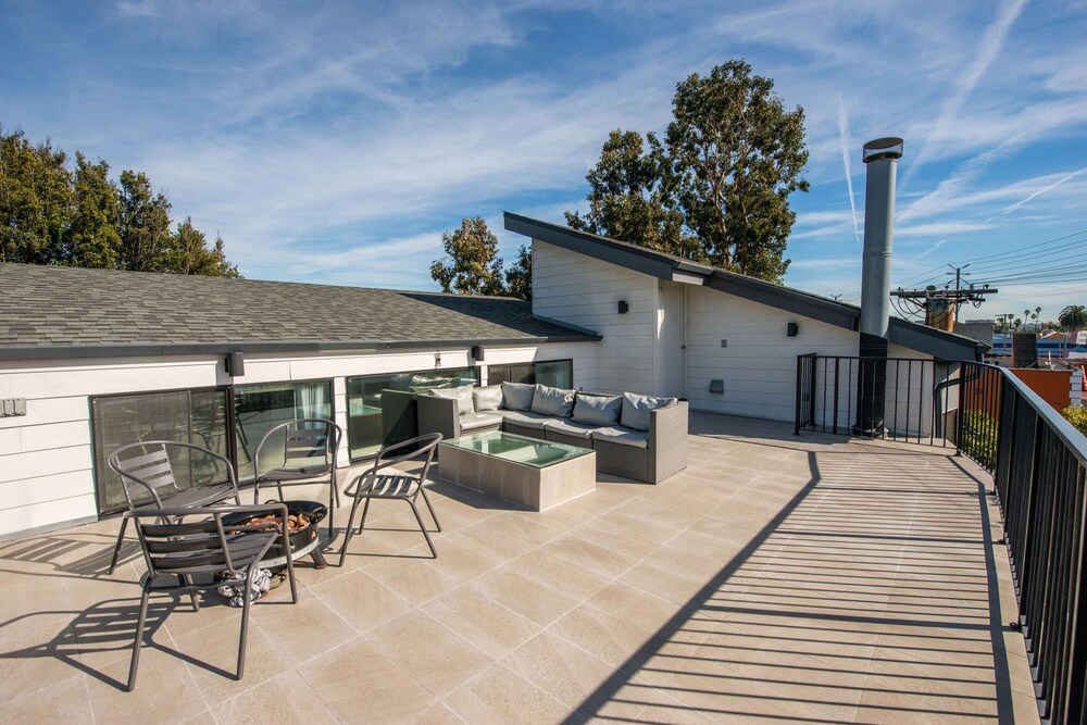2nd Story Masterpiece In Venice Beach 4 Bedroom Home by RedAwning view 3