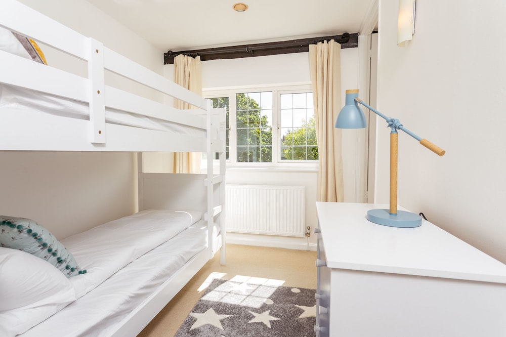 The Queen Edith Place - Lovely 6BDR Home in Secluded Neighbourhood