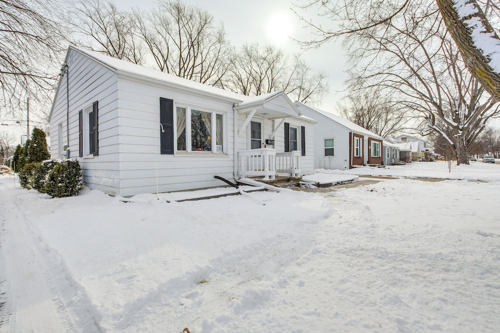 1 Mi to Lambeau Field: Residential Home w/ Yard