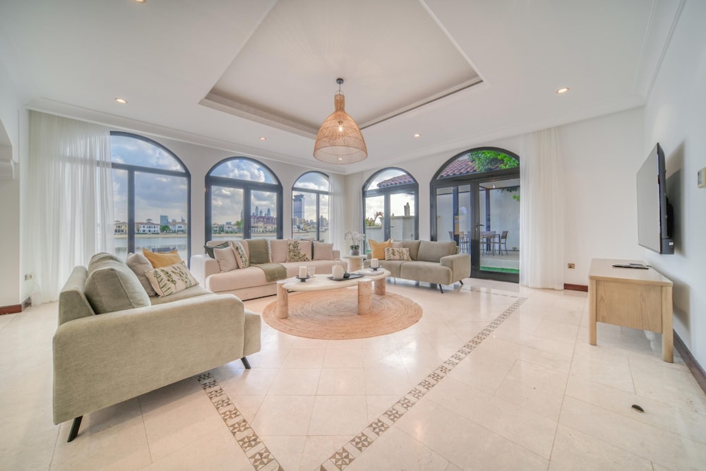 Exclusive 6BR Palm Villa w Private Pool and Beach