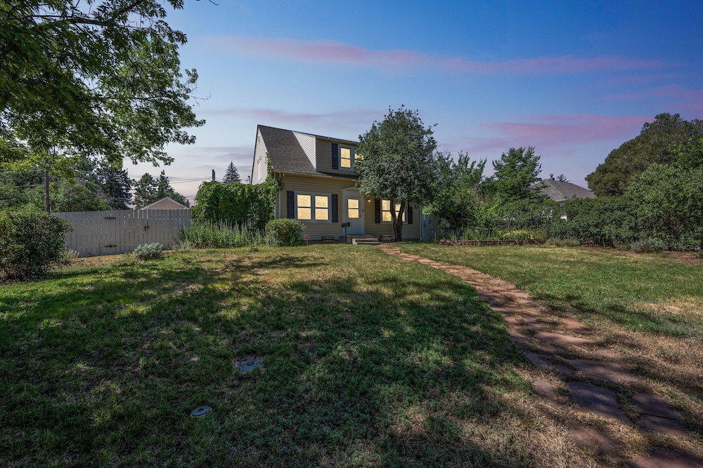Charming Home Near Unc & Dt Greeley 5 Bedroom Home