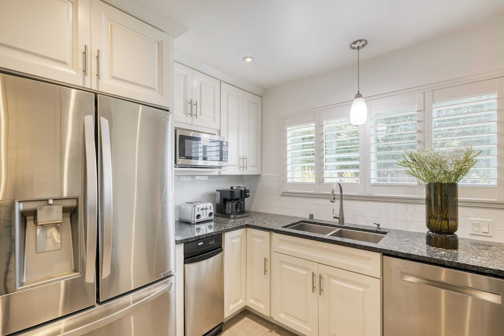 Modern Sonoma Stay w/ Spacious Deck, Views & Prime Location Bennett