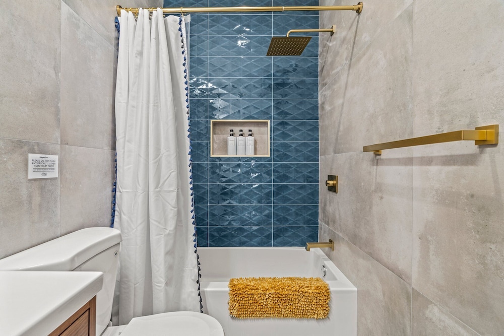 Old City 2 BR Near Historic Sites