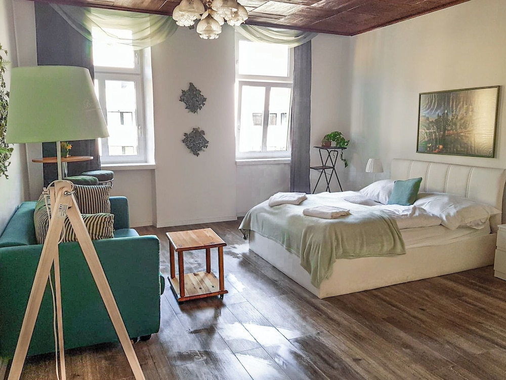 Large 2BR Apt Ideal for Long Stays