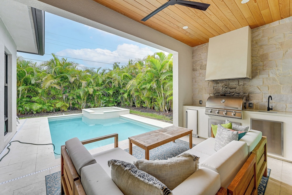 Luxe Outdoor Living: Naples Getaway 2 Mi to Beach!
