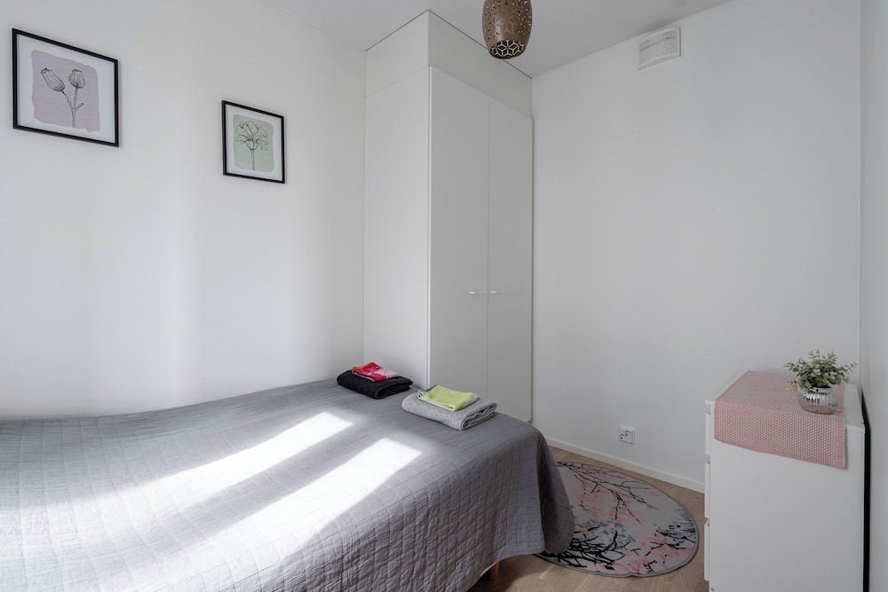 Spacious 2BR Apt - Lake View & Sauna