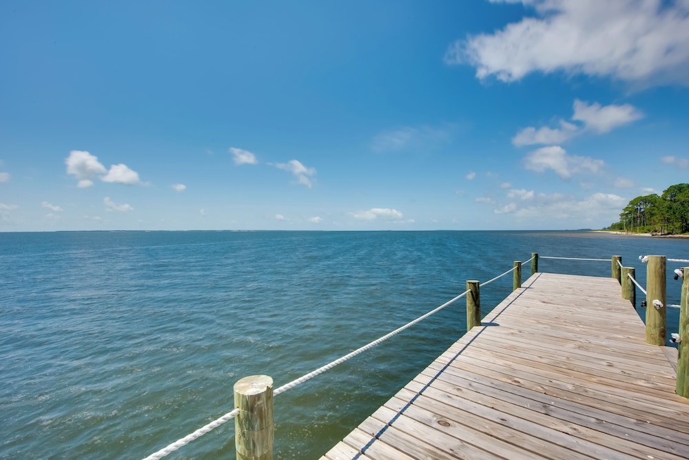 Beachfront Cottage w/ Dock on Florida Gulf Coast