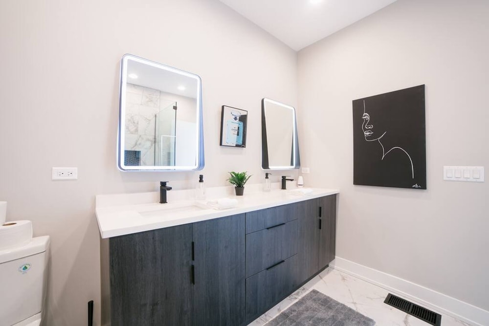 Magnificent NEW Home w 8 Beds Free Parking