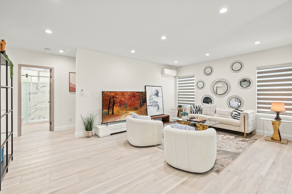 Modern New 3B Home Fully Stocked Cozy Sunlight