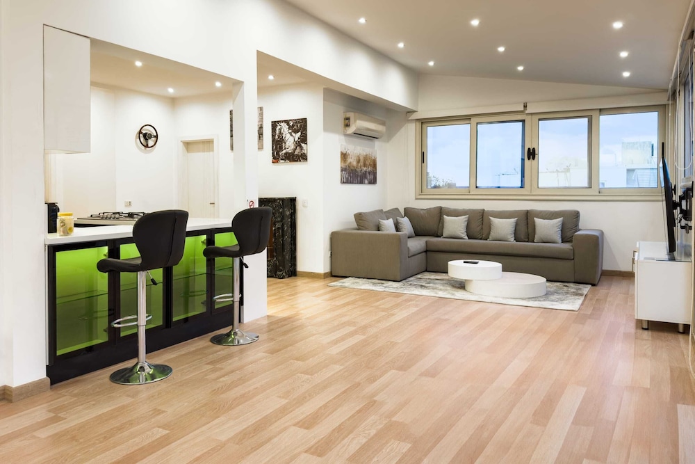 Posh & Panoramic 2bdr Rooftop 5 Min To Airport
