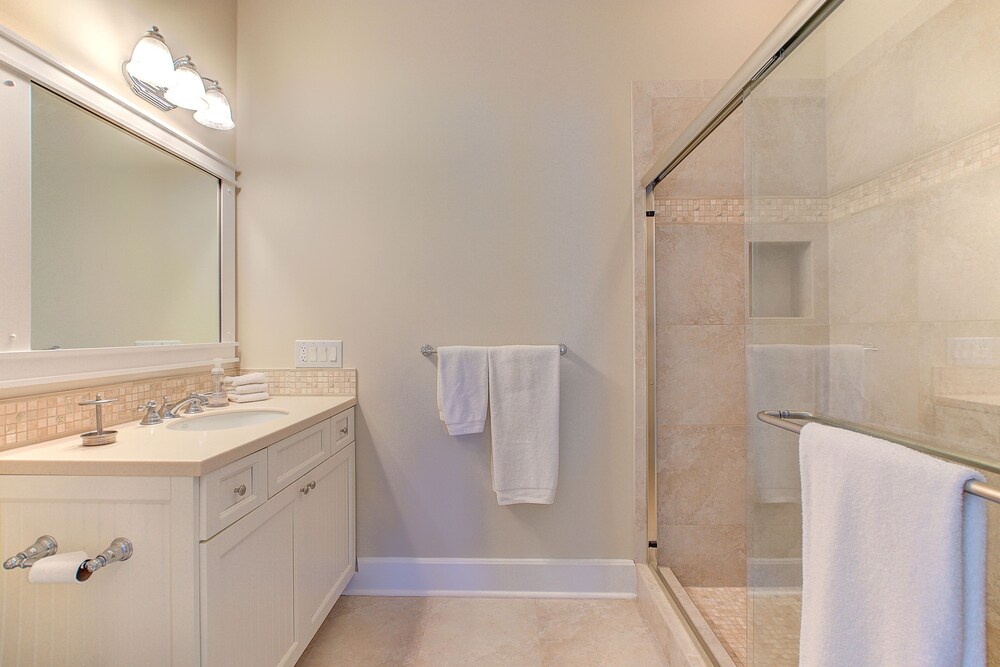 Ultimate Island Getaway - Monthly Beach Rental 4 Bedroom Home by RedAwning - Image 5