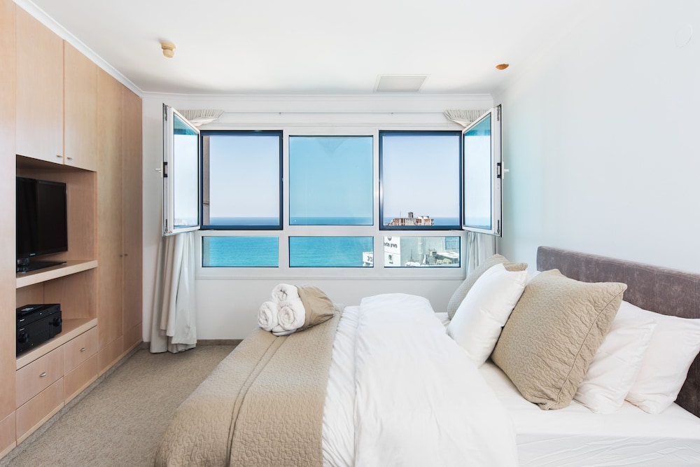 Luxurious Apt W Panoramic Sea View - 75m view 3